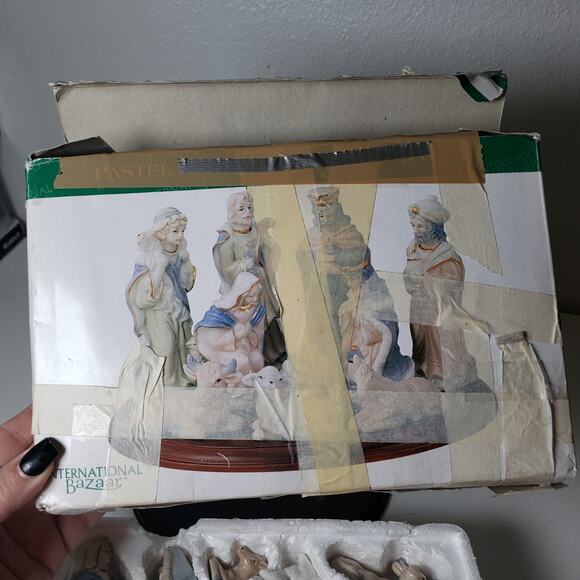 Vintage International Bazaar Pastel Porcelain Nativity Set On Wood Base 10PC - Picture 7 of 11